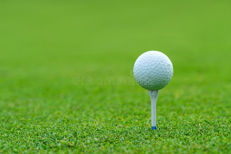 Pelota de golf en la camiseta lista para ser tirado en el golfcourt imagen de archivo libre de regalías Pelota de golf en la camiseta lista para ser tirado en el golfcourt imagen de archivo libre de regalías