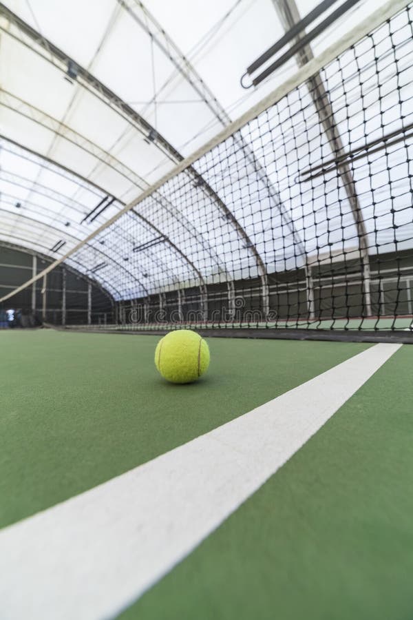 Pelota de tenis en campo de tenis interior fotos de archivo libres de regalías Pelota de tenis en campo de tenis interior fotos de archivo libres de regalías