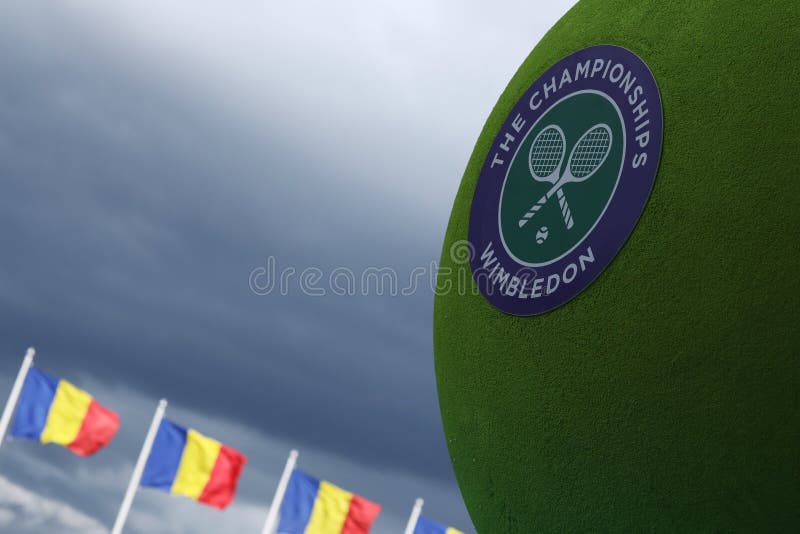 Pelota de tenis de Wimbledon y bandera rumana imagen de archivo libre de regalías Pelota de tenis de Wimbledon y bandera rumana imagen de archivo libre de regalías