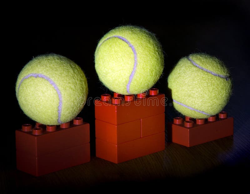 Pelotas de tenis en el podium imagen de archivo libre de regalías Pelotas de tenis en el podium imagen de archivo libre de regalías