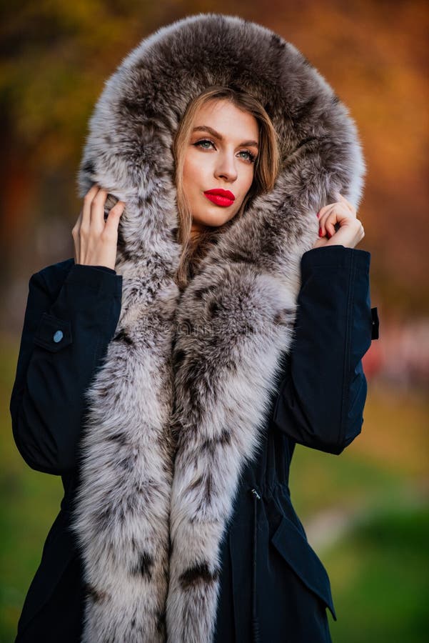 Goedaardig Kapper betaling Pelterijen Elegant Meisje Loopt in Het Herfstpark Kleding Voor Vier Heel  Warm En Gezellig Dure Kleding Luxesegment Stock Foto - Image of buiten,  comfort: 171154526