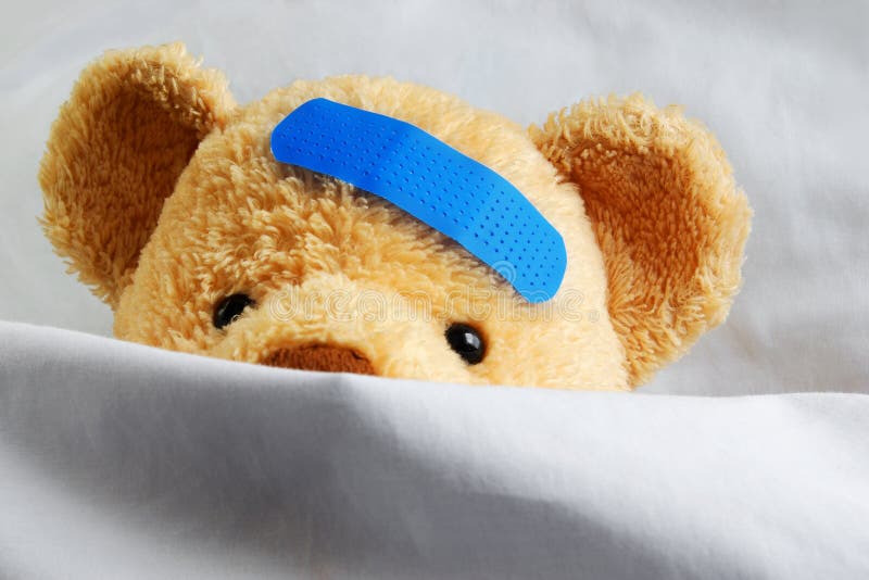 Peluche en cama imagen de archivo