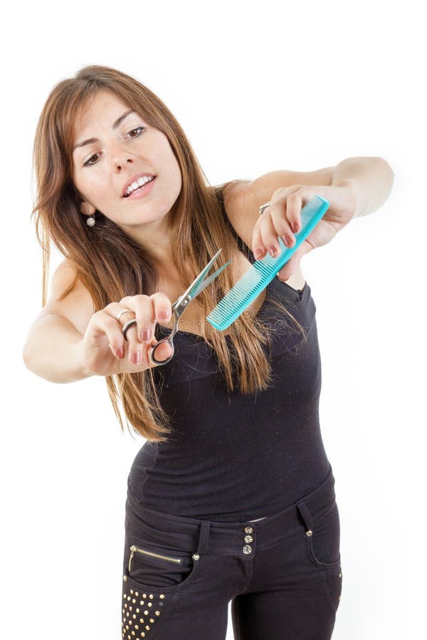 Peluquero de sexo femenino sonriente que usa el peine y las tijeras aislados imagen de archivo Peluquero de sexo femenino sonriente que usa el peine y las tijeras aislados imagen de archivo