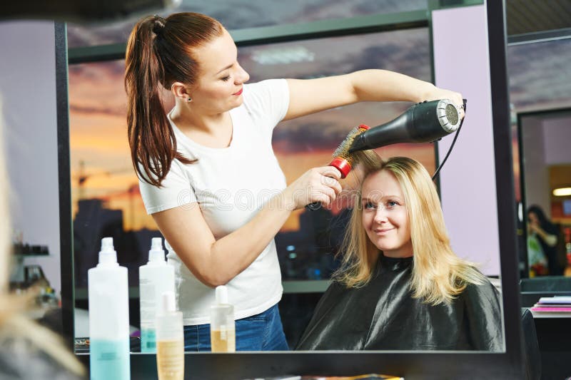 Peluquero en el trabajo Cabello seco fotografía de archivo Peluquero en el trabajo Cabello seco fotografía de archivo