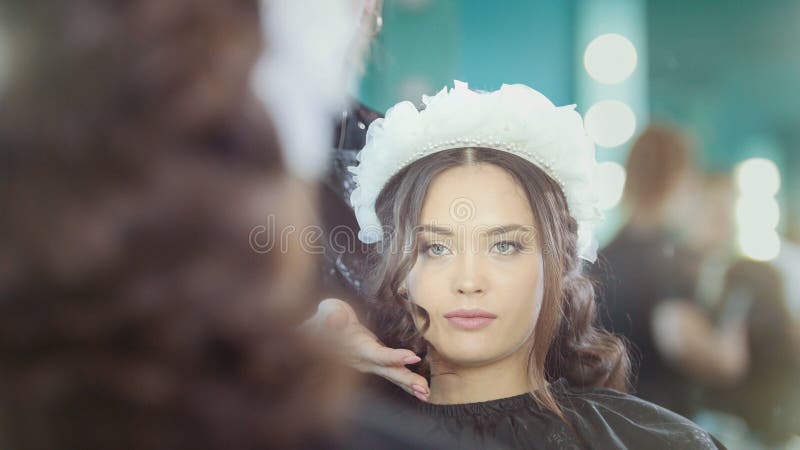 Peluquero que hace el pelo rizado para el modelo hermoso fotos de archivo Peluquero que hace el pelo rizado para el modelo hermoso fotos de archivo