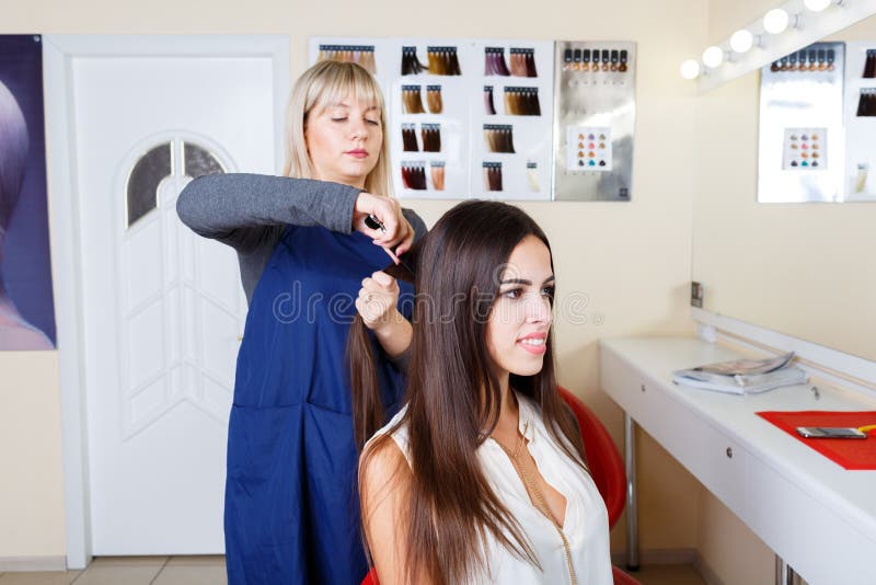 Peluquero que trabaja con el cliente en fondo de la barbería Sensual y fresco Concepto de la barbería Copie el espacio imagenes de archivo Peluquero que trabaja con el cliente en fondo de la barbería Sensual y fresco Concepto de la barbería Copie el espacio imagenes de archivo