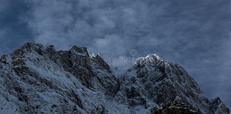 Pelvoux, cumes franceses no inverno imagem de stock royalty free Pelvoux, cumes franceses no inverno imagem de stock royalty free