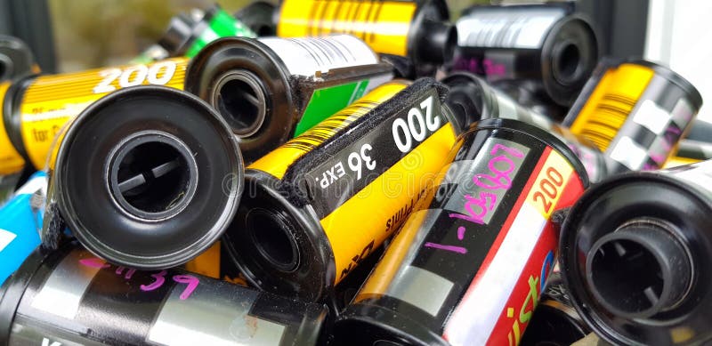 Película de la foto en película de rollo fotográfica del cartucho 35 milímetros foto de archivo libre de regalías Película de la foto en película de rollo fotográfica del cartucho 35 milímetros foto de archivo libre de regalías