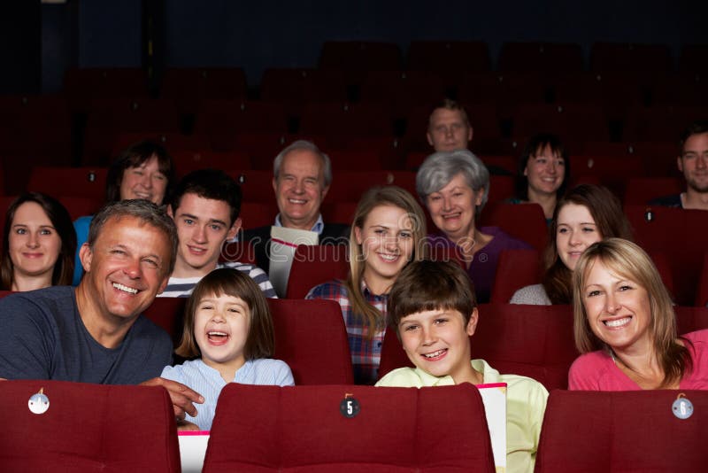 Película de observación de la familia en cine fotografía de archivo libre de regalías Película de observación de la familia en cine fotografía de archivo libre de regalías