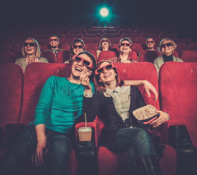 Película de observación de la gente en cine fotografía de archivo libre de regalías Película de observación de la gente en cine fotografía de archivo libre de regalías