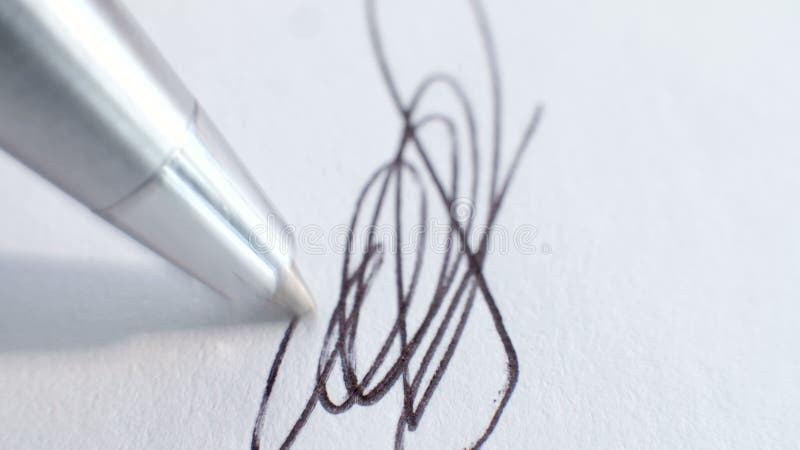 Pen die een document ondertekent stock footage