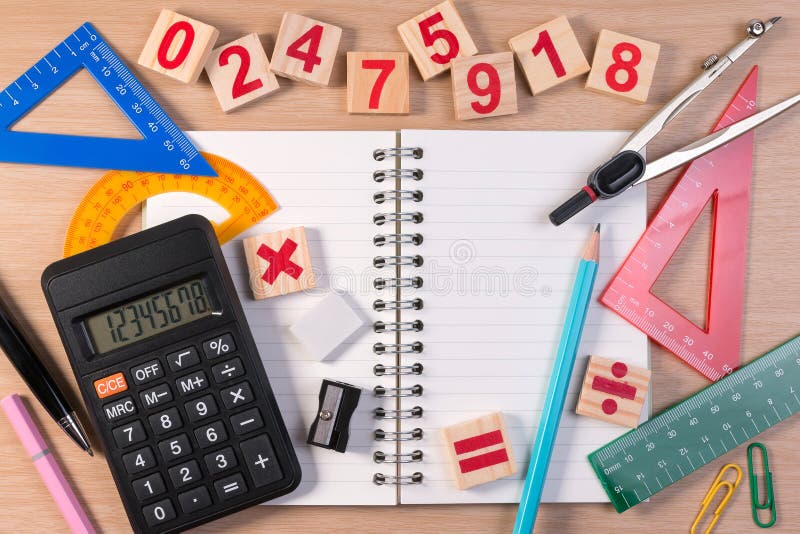 Pen en telraam over het boek van de schoolnota voor wiskundeklasse in school royalty-vrije stock fotografie Pen en telraam over het boek van de schoolnota voor wiskundeklasse in school royalty-vrije stock fotografie