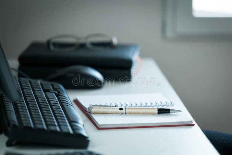 Pen met nota over creatief bureau royalty-vrije stock foto's Pen met nota over creatief bureau royalty-vrije stock foto's