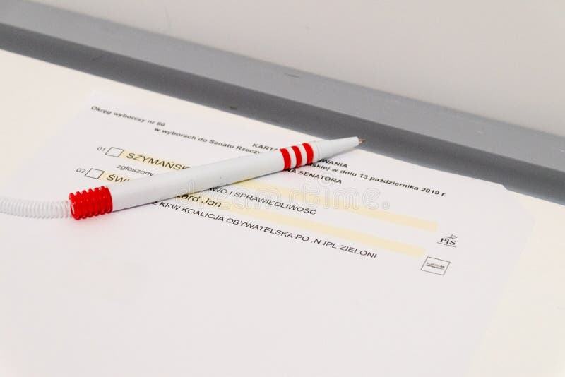 Pen sobre o cartão de voto senat nas eleições parlamentares na Polônia, em 13 de outubro de 2019 imagem de stock royalty free Pen sobre o cartão de voto senat nas eleições parlamentares na Polônia, em 13 de outubro de 2019 imagem de stock royalty free