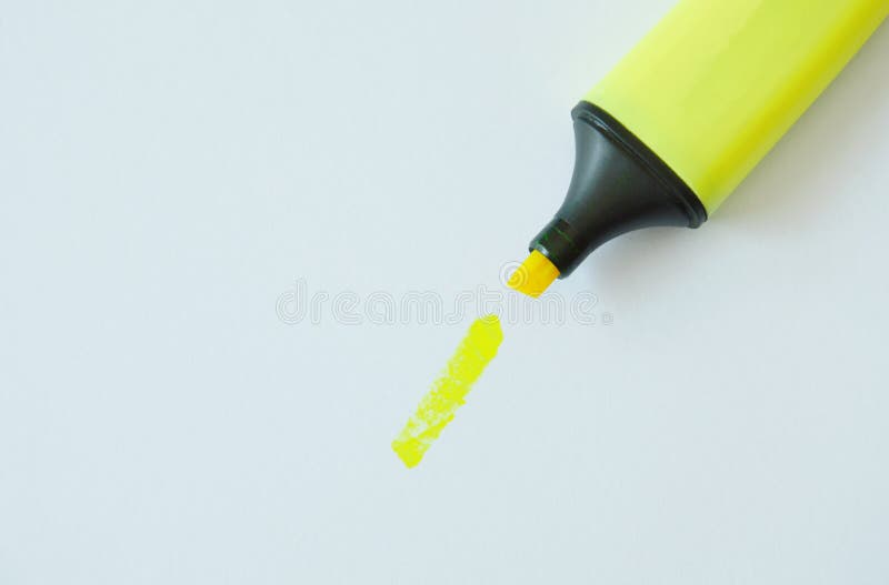 A pena amarela do destaque faz a linha no Livro Branco imagem de stock A pena amarela do destaque faz a linha no Livro Branco imagem de stock