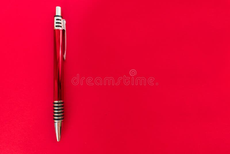 Pena de esferográfica brilhante vermelha no fundo vermelho fotografia de stock royalty free Pena de esferográfica brilhante vermelha no fundo vermelho fotografia de stock royalty free