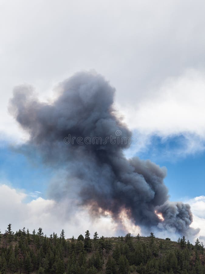Pena do fumo do incêndio violento imagem de stock Pena do fumo do incêndio violento imagem de stock