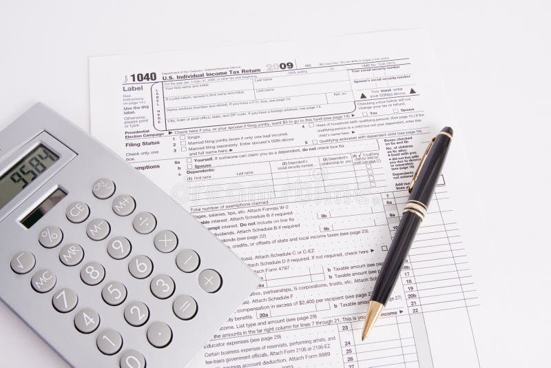 Formulário de Impostos, Caneta e Calculadora fotografia de stock royalty free