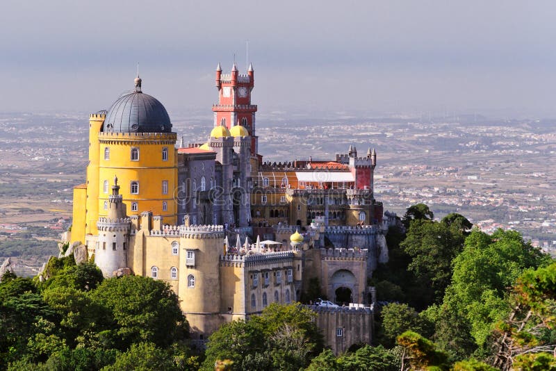 Veduta aerea del Palazzo da Pena nel Parco Nazionale di Sintra, in Portogallo.