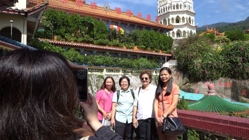 Penang, Malesia - 7 settembre 2016: I turisti asiatici prendono la foto in tempio cinese