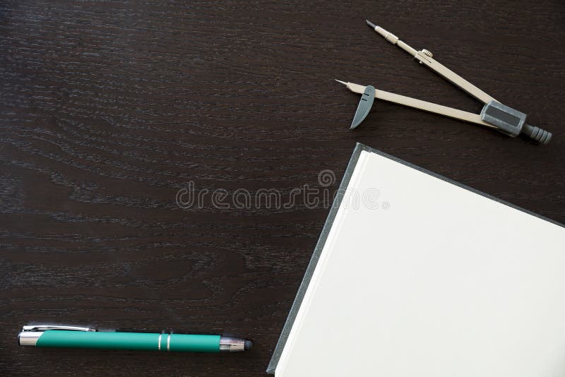 Penas, caderno e compasso de desenho foto de stock royalty free Penas, caderno e compasso de desenho foto de stock royalty free