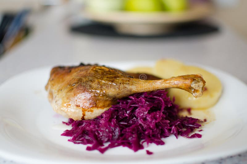 Penchez-vous avec le chou et les boulettes, la jambe cuite au four de canard, canard cuit au four avec le chou rouge - peu profon photographie stock libre de droits Penchez-vous avec le chou et les boulettes, la jambe cuite au four de canard, canard cuit au four avec le chou rouge - peu profon photographie stock libre de droits