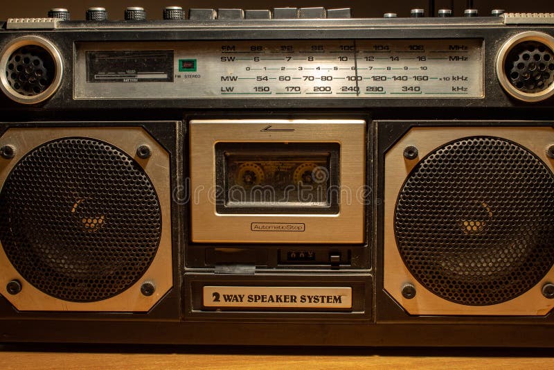 Pendant les années 70 et le 80s la musique a été écoutée par les cassettes, un dispositif de stockage de stockage magnétique Les images libres de droits Pendant les années 70 et le 80s la musique a été écoutée par les cassettes, un dispositif de stockage de stockage magnétique Les images libres de droits