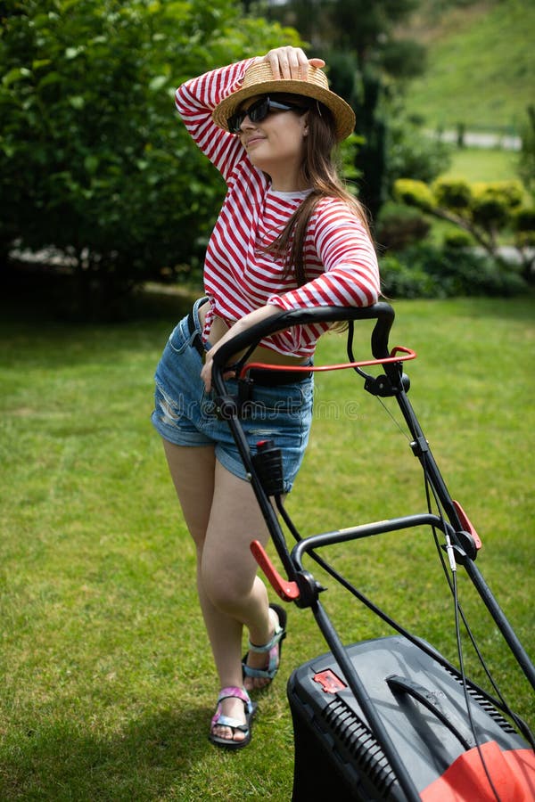 Une Fille Dévisse Le Robinet De Remplissage D'essence Sur Une Tondeuse De  Jardin. Photo stock - Image du loisirs, détendez: 240549910