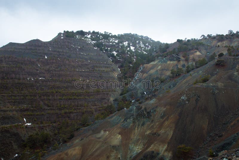 Pendio di collina roccioso nero dopo pioggia modificato immagini stock libere da diritti Pendio di collina roccioso nero dopo pioggia modificato immagini stock libere da diritti