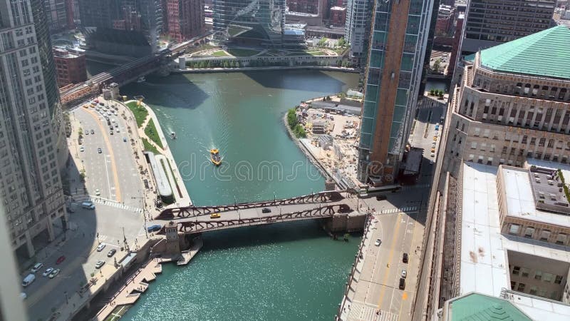 Pendlare går på riverwalken och rider en vattentaxi längs Chicagoet River