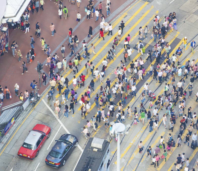 Pendolari che attraversano un attraversamento occupato Hong Kong fotografia stock libera da diritti Pendolari che attraversano un attraversamento occupato Hong Kong fotografia stock libera da diritti