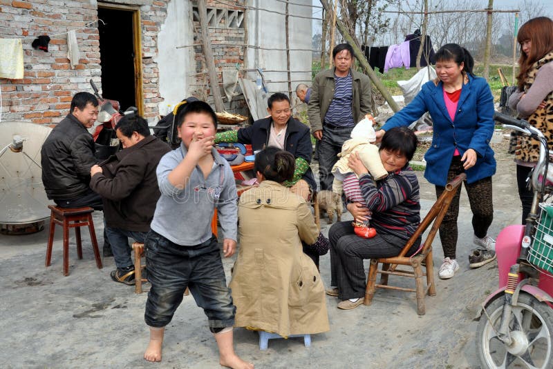 Pengzhou, China: Chinese Family