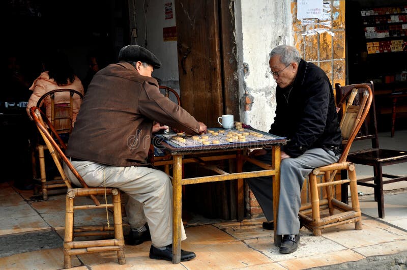 Pengzhou, China: Twee Bejaarden die Controleurs spelen stock afbeeldingen Pengzhou, China: Twee Bejaarden die Controleurs spelen stock afbeeldingen