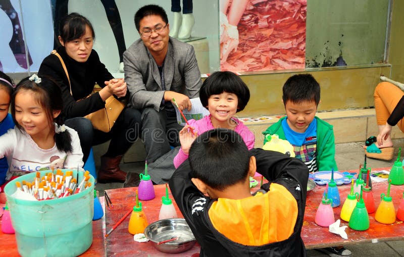 Pengzhou, Chine : Enfants peignant des figurines image libre de droits Pengzhou, Chine : Enfants peignant des figurines image libre de droits