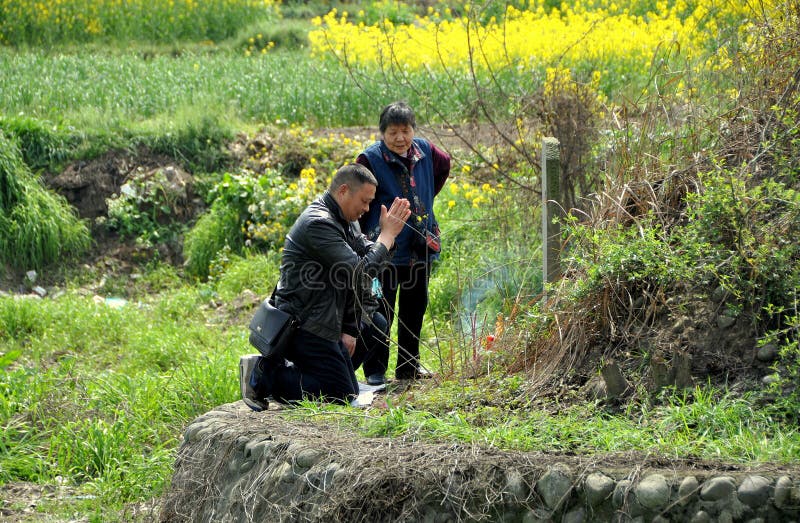 Pengzhou, Chine : Famille priant au tombeau photo libre de droits Pengzhou, Chine : Famille priant au tombeau photo libre de droits