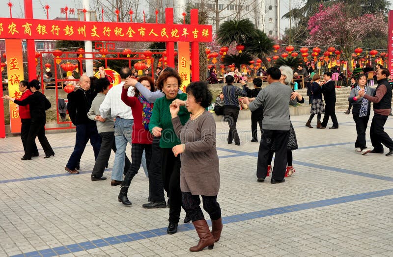 Pengzhou, Chiny: Seniory Tanczy w parku obraz royalty free Pengzhou, Chiny: Seniory Tanczy w parku obraz royalty free
