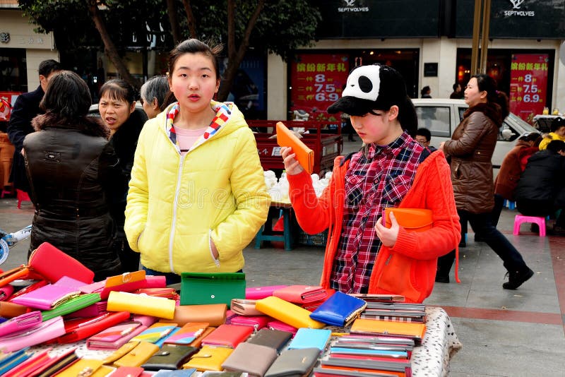 Pengzhou, Κίνα: Αγορές κοριτσιών Teenaged στοκ εικόνες Pengzhou, Κίνα: Αγορές κοριτσιών Teenaged στοκ εικόνες