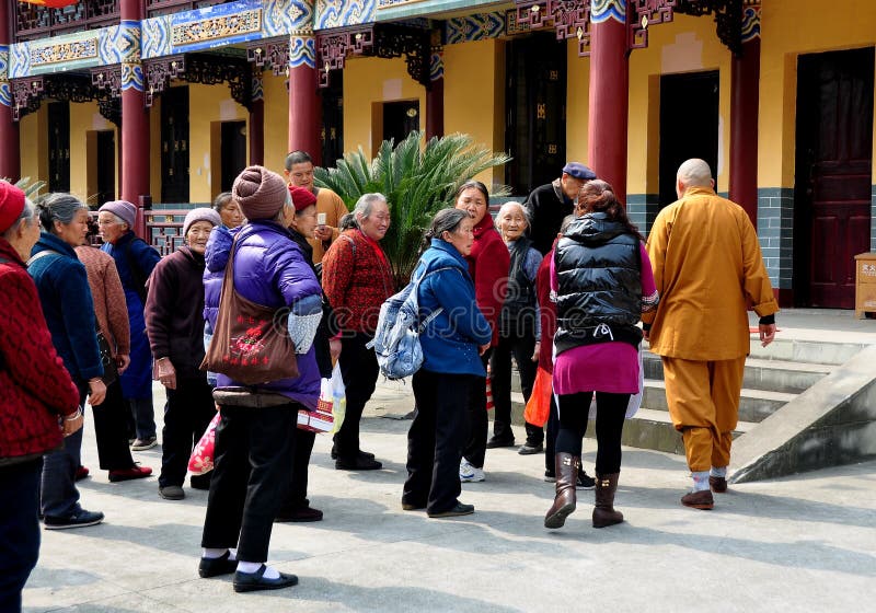 Pengzhou, Китай: Группа монах ведущая туристская стоковые изображения rf Pengzhou, Китай: Группа монах ведущая туристская стоковые изображения rf