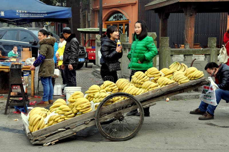 Pengzhou, Китай: Поставщик продавая бананы