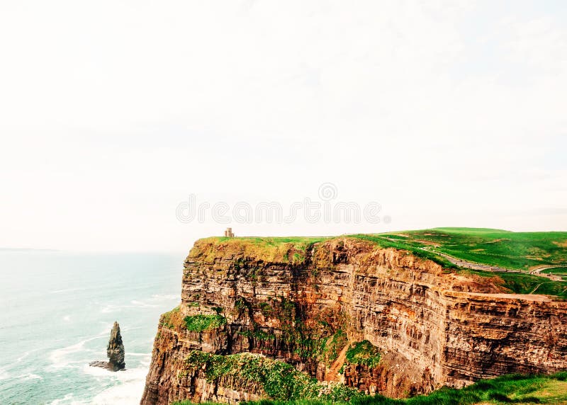 Penhascos de Moher por Oceano Atlântico na Irlanda ocidental com espaço da cópia imagem de stock royalty free Penhascos de Moher por Oceano Atlântico na Irlanda ocidental com espaço da cópia imagem de stock royalty free