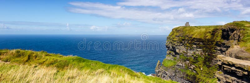 Penhascos do natu de viagem do mar do curso da vista panorâmica da Irlanda de Moher fotografia de stock royalty free Penhascos do natu de viagem do mar do curso da vista panorâmica da Irlanda de Moher fotografia de stock royalty free
