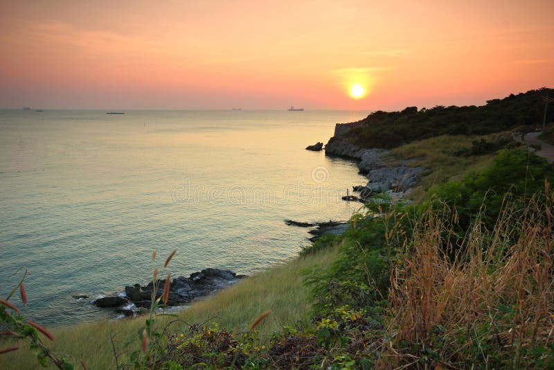 Penhascos do por do sol do Seascape foto de stock royalty free