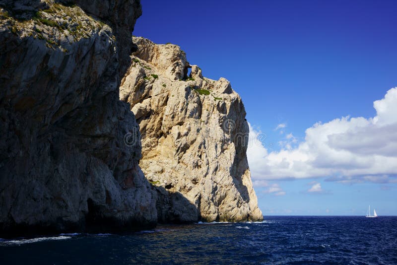 Penhascos na costa do norte perto de Tampão de Formentor, Mallorca, Balearic Island, Espanha fotos de stock Penhascos na costa do norte perto de Tampão de Formentor, Mallorca, Balearic Island, Espanha fotos de stock