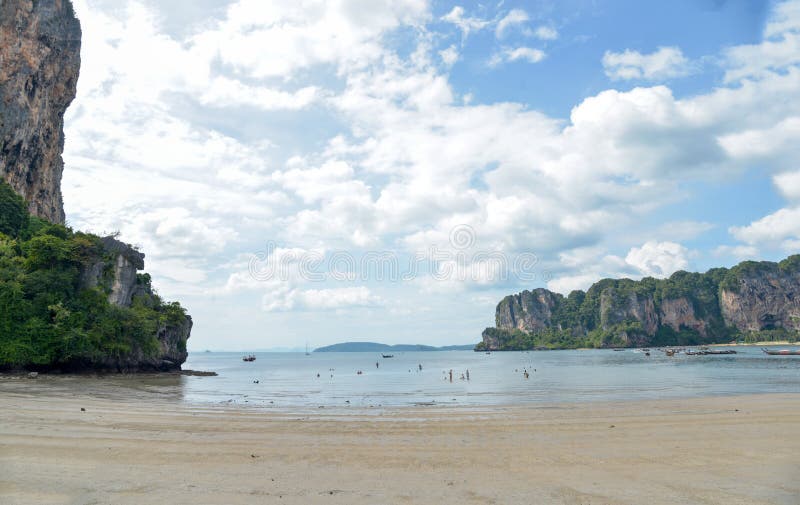 Penhascos na praia de Railay, Krabi, Tailândia imagem de stock Penhascos na praia de Railay, Krabi, Tailândia imagem de stock