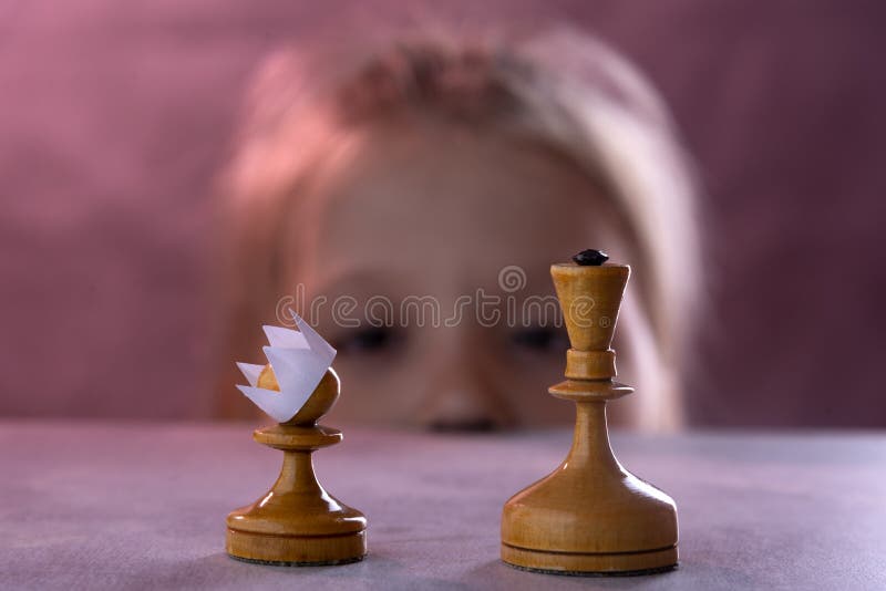 Peão Xadrez Preto Coroado Com Uma Coroa Ouro Isolada Sobre fotos, imagens  de © Andrii_Sedykh #661948736