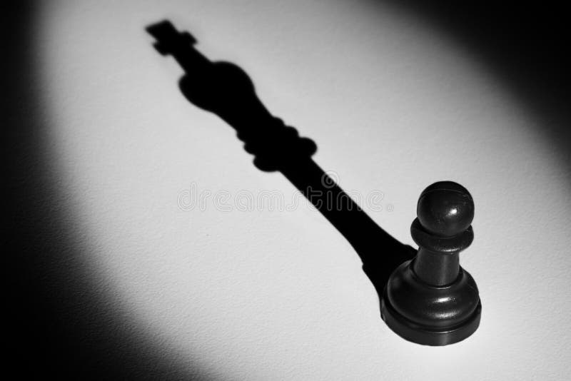 Penhor da xadrez que está em um rei da sombra do projetor imagem de stock royalty free Penhor da xadrez que está em um rei da sombra do projetor imagem de stock royalty free