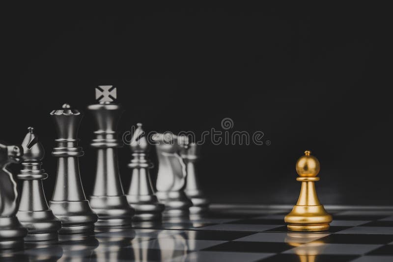 Jogo De Tabuleiro De Xadrez Com Rei Dourado E Peças De Xadrez Prateadas Na  Competição De Jogo De Tabuleiro De Xadrez Com Mana De F Foto de Stock -  Imagem de investimento