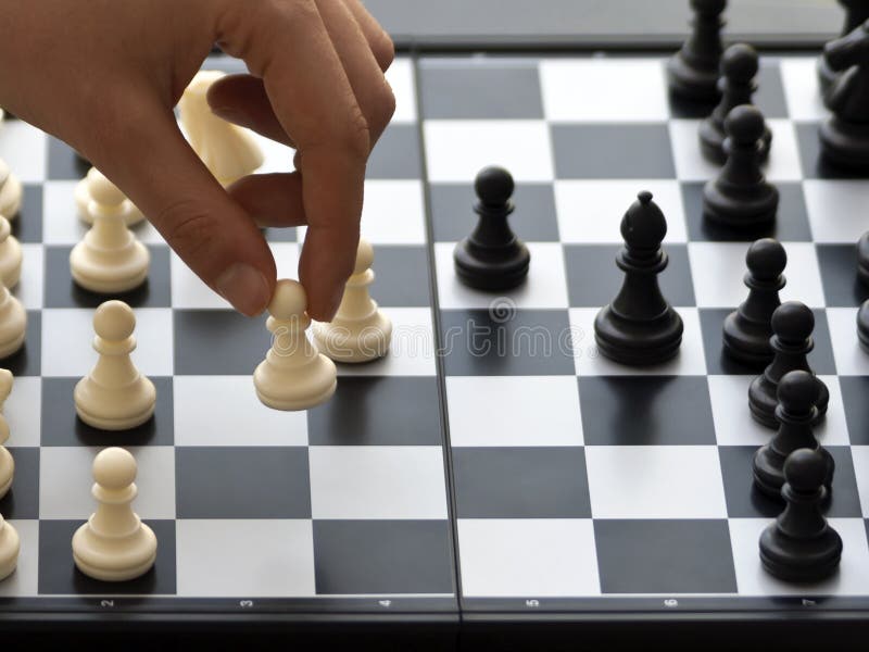 Mão Tocando Peça De Xadrez No Tabuleiro De Xadrez Foto de Stock - Imagem de  figura, jogar: 178099824