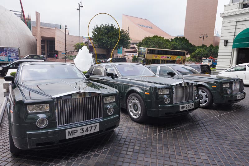The Peninsula Hotel with Rolls Royces in Hong Kong Editorial Stock