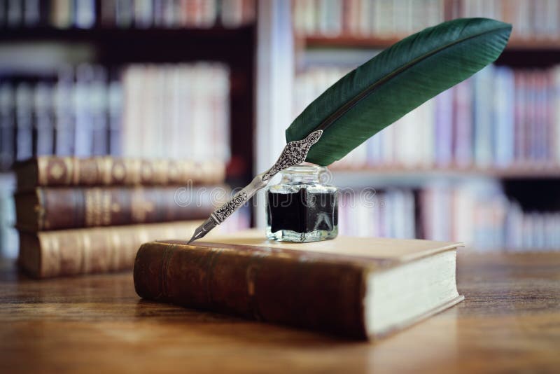 Penna di spoletta su un vecchio libro in una biblioteca